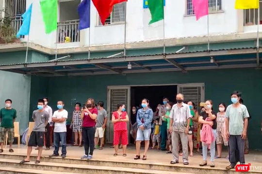 Người dân chung cư 12T3 (phường Nại Hiên Đông, quận Sơn Trà, TP Đà Nẵng) nghe đọc lệnh tháo dỡ phong toả cách ly y tế (Ảnh Khánh Hưng)