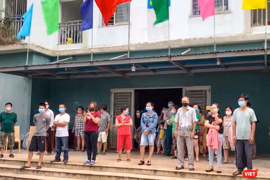 Người dân chung cư 12T3 (phường Nại Hiên Đông, quận Sơn Trà, TP Đà Nẵng) nghe đọc lệnh tháo dỡ phong toả cách ly y tế (Ảnh Khánh Hưng)