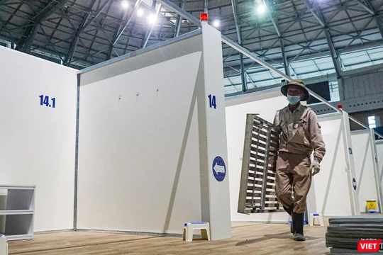 Công nhân đang tháo dỡ Bệnh viện dã chiến Tiên Sơn (Đà Nẵng)