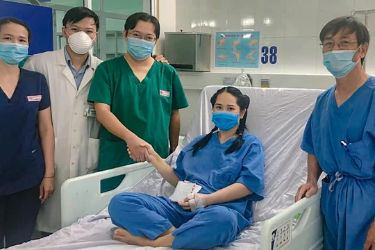 Nữ điều dưỡng bị sốc phản vệ sau tiêm vắc xin COCID-19 ở Đà Nẵng được các đồng nghiệp đến chúc mừng sau khi bình phục (ảnh AD)