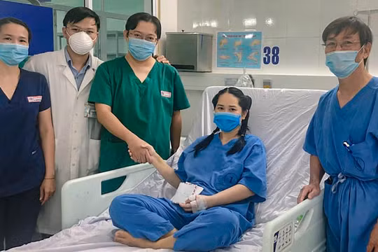 Nữ điều dưỡng bị sốc phản vệ sau tiêm vắc xin COCID-19 ở Đà Nẵng được các đồng nghiệp đến chúc mừng sau khi bình phục (ảnh AD)