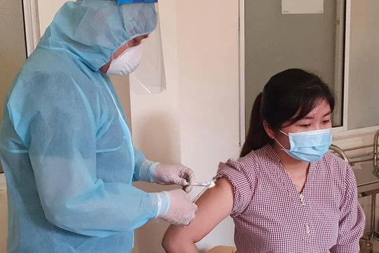 Nhân viên y tế tại Đà Nẵng được tiêm vắc xin phòng COVID-19