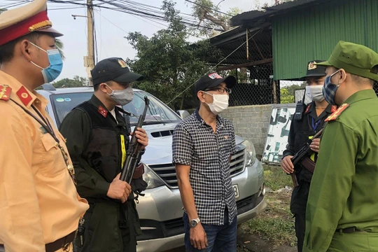 Lực lượng công an Đà Nẵng đang làm việc với tài xế Nguyễn Quách Nguyện 