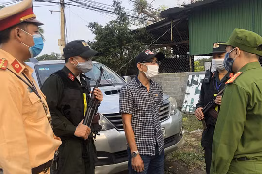 Lực lượng công an Đà Nẵng đang làm việc với tài xế Nguyễn Quách Nguyện 