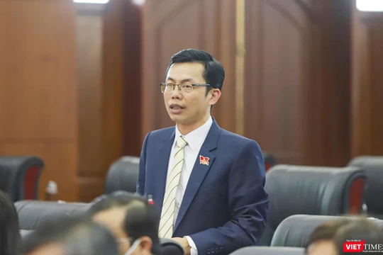 Đại biểu Lê Văn Dũng - Phó Trưởng ban Đô thị HĐND TP Đà Nẵng chất vấn Giám đốc Sở KH&ĐT TP về tình trạng dự án đội vốn