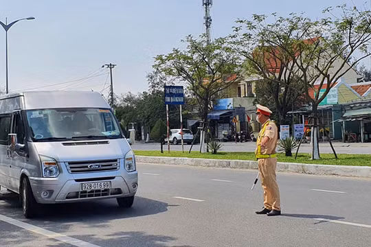 Lực lượng CSGT Công an TP Đà Nẵng kiểm soát người ra vào TP trong đợt dịch COVID-19 bùng phát đợt 3