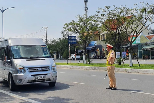 Lực lượng CSGT Đà Nẵng yêu cầu phương tiện dừng và thực hiện khai báo y tế tại các chốt kiểm dịch COVID-19