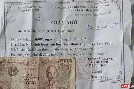 Giấy mời nhận tiền hỗ trợ thiệt hại bão lũ và số tiền nhận của người dân xã Tam Vinh (huyện Phú Ninh, tỉnh Quảng Nam)