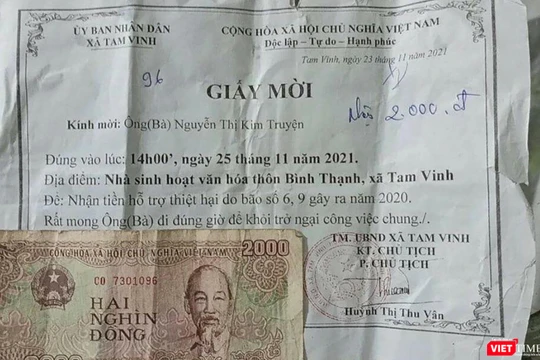 Giấy mời nhận tiền hỗ trợ thiệt hại bão lũ và số tiền nhận của người dân xã Tam Vinh (huyện Phú Ninh, tỉnh Quảng Nam)