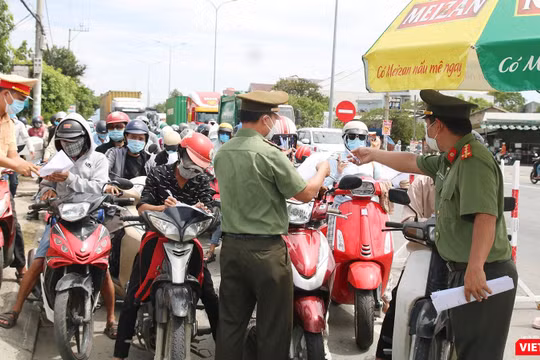Người dân rời Đà Nẵng trong giai đoạn chuẩn bị áp dụng giãn cách xã hội để phòng, chống dịch COVID-19