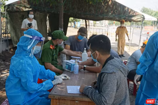 Người dân thực hiện khai báo y tế tại các chốt kiểm soát dịch COVID-19 trên địa bàn TP Đà Nẵng