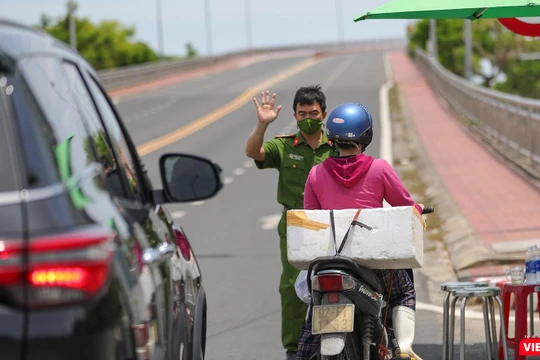 Lực lượng kiểm soát dịch Đà Nẵng hạn chế phương tiện giao thông lưu thông qua cầu Thuận Phước trong thời gian phong toả cứng toàn TP