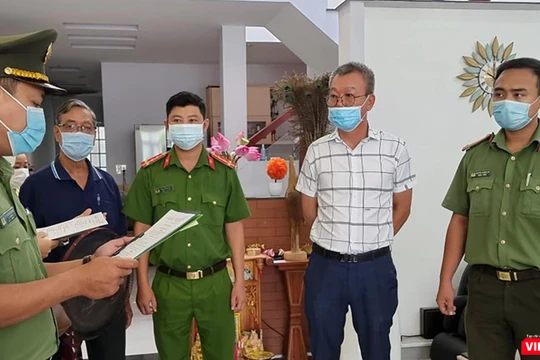 Cơ quan công an Đà Nẵng tống đạt quyết định khởi tố, bắt tạm giam đói với Lee Kwan Young (áo trắng).