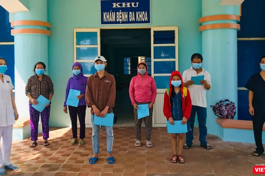 Các bệnh nhân mắc COVID-19 tại Quảng Ngãi được điều trị khỏi bệnh xuất viện trong sáng ngày 15/7
