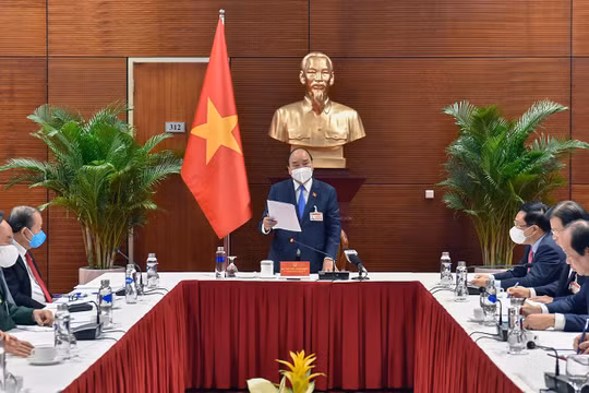 Thủ tướng Chính phủ Nguyễn Xuân Phúc chỉ đạo công tác phòng chống dịch COVID-19 (ảnh VGP)