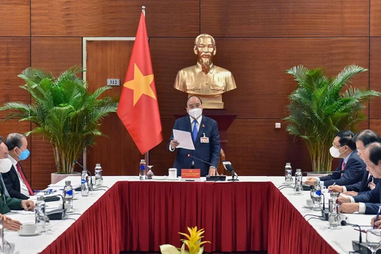 Thủ tướng Chính phủ Nguyễn Xuân Phúc chỉ đạo công tác phòng chống dịch COVID-19 (ảnh VGP)
