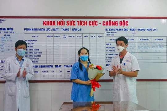 Lãnh đạo Bệnh viện Đà Nẵng tặng hoa cho nữ điều dưỡng bị phản vệ sau tiêm vắc xin COVID-19 trong buổi xuất viện.