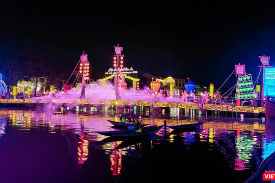 Tối ngày 24/12, cầu An Hội (Hội An) trở thành tâm điểm của đêm "Hội đèn lồng Hội An"