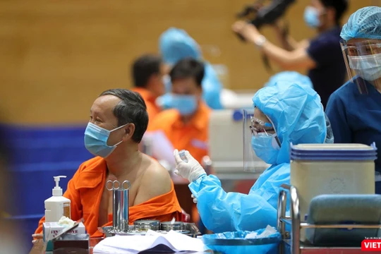 Lực lượng y tế tiêm vaccine cho các đối tượng tại cộng đồng ở Đà Nẵng