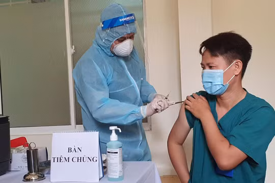 Lực lượng y tế tiêm vắc xin COVID-19 cho các bác sĩ, nhân viên y tế tại Đà Nẵng