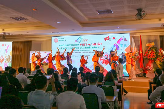 Sinh viên biểu diễn điệu múa truyền thống của Nhật Bản trong khuôn khổ Lễ hội giao lưu văn hóa Việt – Nhật và Ngày hội việc làm Nhật Bản 2021 lần thứ 6 tại Đại học Đông Á 