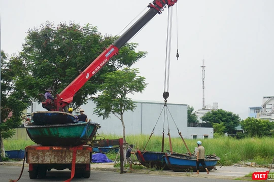 Ngư dân Đà Nẵng cẩu tàu thuyền lên bờ tránh bão