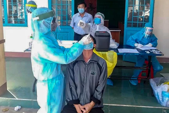 Lực lượng y tế lấy mẫu xét nghiệm SARS-CoV-2 cho người dân Gia Lai (Ảnh: TTGDSK - CDC Gia Lai)
