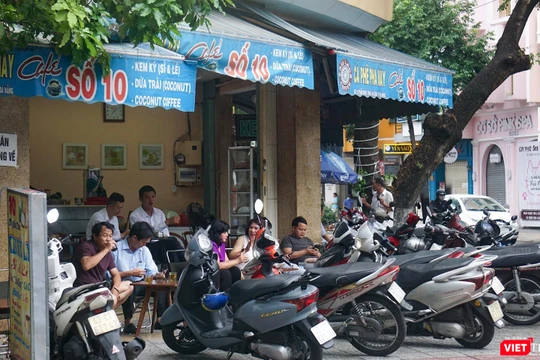 Sáng ngày 9/6, các hàng quán ở Đà Nẵng được phép mở cửa phục vụ tại chỗ sau 21 ngày không có ca mắc COVID-19 mới trong cộng đồng