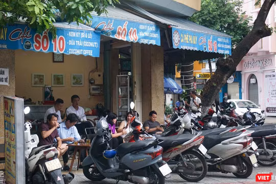 Sáng ngày 9/6, các hàng quán ở Đà Nẵng được phép mở cửa phục vụ tại chỗ sau 21 ngày không có ca mắc COVID-19 mới trong cộng đồng