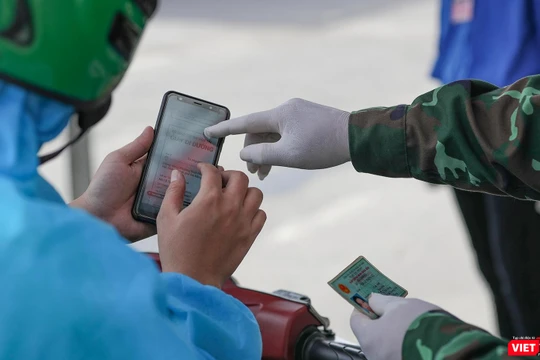 Lực lượng chức năng Đà Nẵng kiểm soát người ra ngoài bằng giấy đi đường QRCode