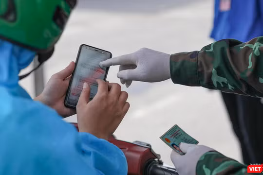 Lực lượng chức năng Đà Nẵng kiểm soát người ra ngoài bằng giấy đi đường QRCode