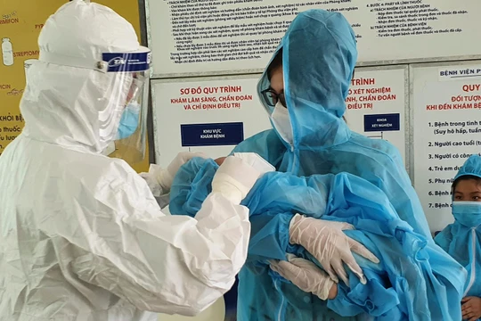 Bệnh nhân mắc COVID-19 thứ 3619 (tên T.L.A, 6 tháng tuổi, trú Đà Nẵng) tại buổi xuất viện