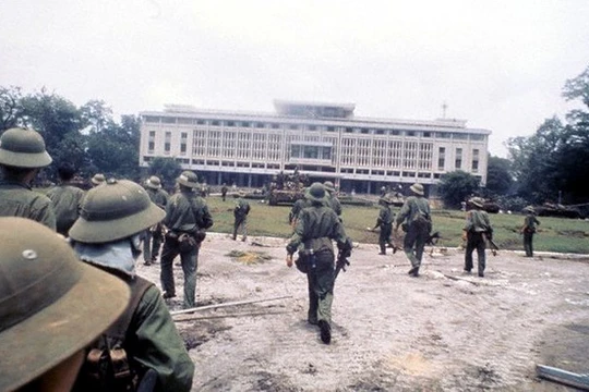Những người lính bộ binh Giải Phóng quân đầu tiên tiến vào Dinh Độc Lập. Ảnh: Jacques Pavlovsky