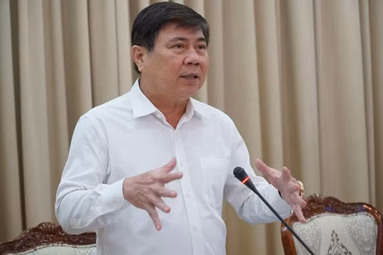 Chủ tịch TP HCM Nguyễn Thành Phong chỉ đạo cuộc họp sáng 22/2. Ảnh: Lê Xuân