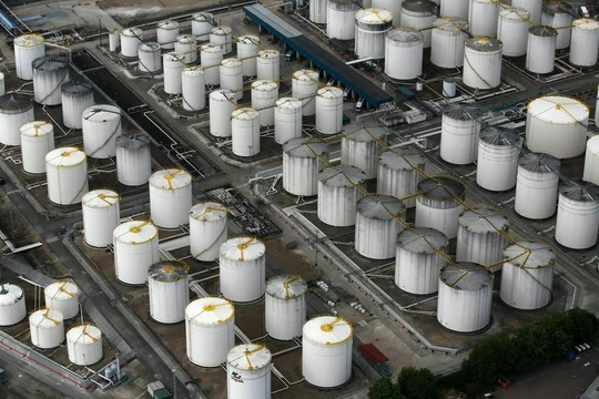  Các bể chứa dầu của Vopak tại một trung tâm ở Grays, Anh. Ảnh: Bloomberg. 