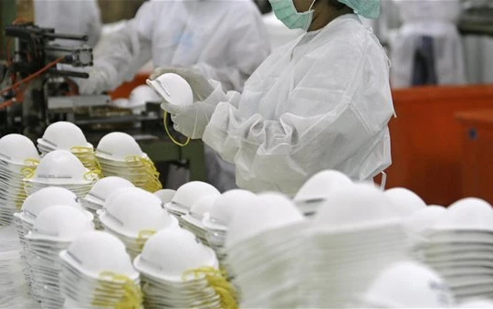 Lô hàng 450.000 bộ đồ bảo hộ được xuất nhanh từ Việt Nam sang Mỹ đang trở thành đề tài tranh luận sôi nổi trong cộng đồng quốc tế.