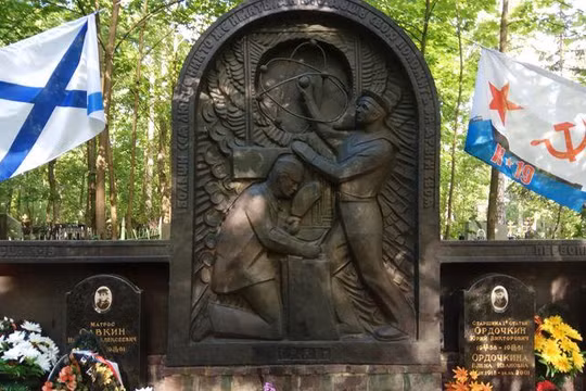 Đài tưởng niệm các thành viên thủ đoàn của tàu ngầm hạt nhân K-19, tại nghĩa trang Kuzminsky, Moscow.