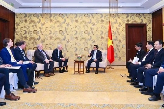 Thủ tướng Phạm Minh Chính làm việc cùng lãnh đạo Tập đoàn Copenhagen Infrastructure Partners (Đan Mạch) và Tập đoàn Enterprize Energy (Anh), hôm 3/12. (Nguồn: VGP/Nhật Bắc)