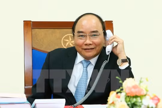 Thủ tướng Nguyễn Xuân Phúc điện đàm với Tổng thống đắc cử Hoa Kỳ Donald Trump. (Ảnh: Thống Nhất/TTXVN).