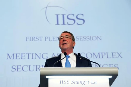 Bộ trưởng Quốc phòng Mỹ Ash Carter phát biểu tại Shangri-La 2016 sáng 4/6/2016 (ảnh Reuters).