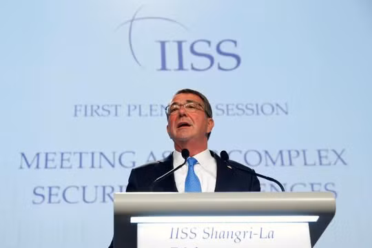 Bộ trưởng Quốc phòng Mỹ Ash Carter phát biểu tại Shangri-La 2016 sáng 4/6/2016 (ảnh Reuters).