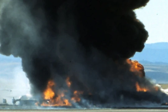 Video: Máy bay ném bom B-52 của Mỹ rơi trên đảo Guam