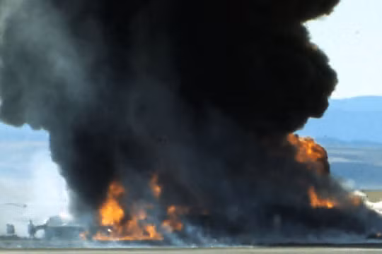 Video: Máy bay ném bom B-52 của Mỹ rơi trên đảo Guam