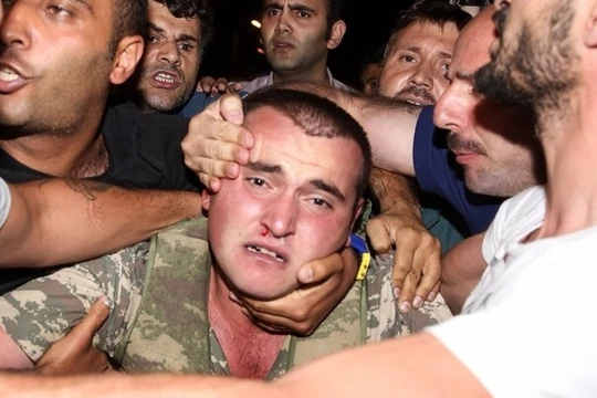 1 binh sỹ tham gia đảo chính bị lực lượng trung thành với Tổng thống Erdogan bắt giữ.