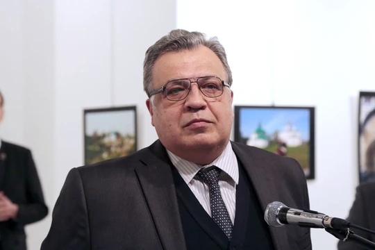 Các thời điểm này vài giây, đại sứ Andrei Karlov vẫn còn đứng đó, tên sát thủ lặng lẽ quan sát ông từ phía sau và đã hành động ngay khi ông vừa dừng phát biểu. (ảnh AP)