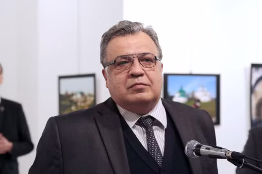 Các thời điểm này vài giây, đại sứ Andrei Karlov vẫn còn đứng đó, tên sát thủ lặng lẽ quan sát ông từ phía sau và đã hành động ngay khi ông vừa dừng phát biểu. (ảnh AP)