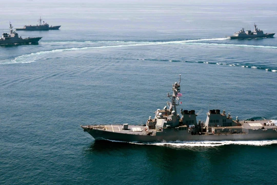 Cận cảnh 3 chiếc tàu Trung Quốc và khu trục hạm Mỹ trên biển Đông