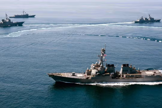 Cận cảnh 3 chiếc tàu Trung Quốc và khu trục hạm Mỹ trên biển Đông