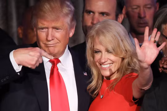Bà Kellyanne Conway và ông Trump.
