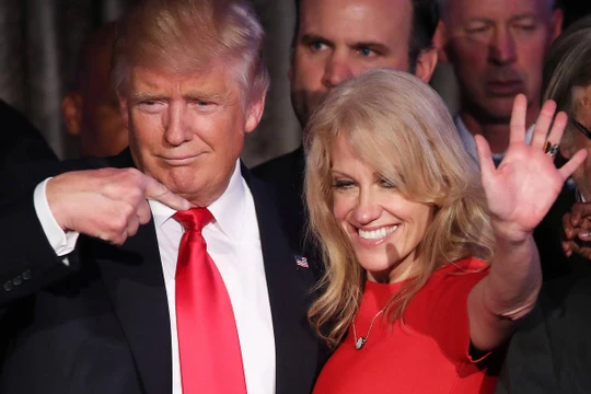 Bà Kellyanne Conway và ông Trump.